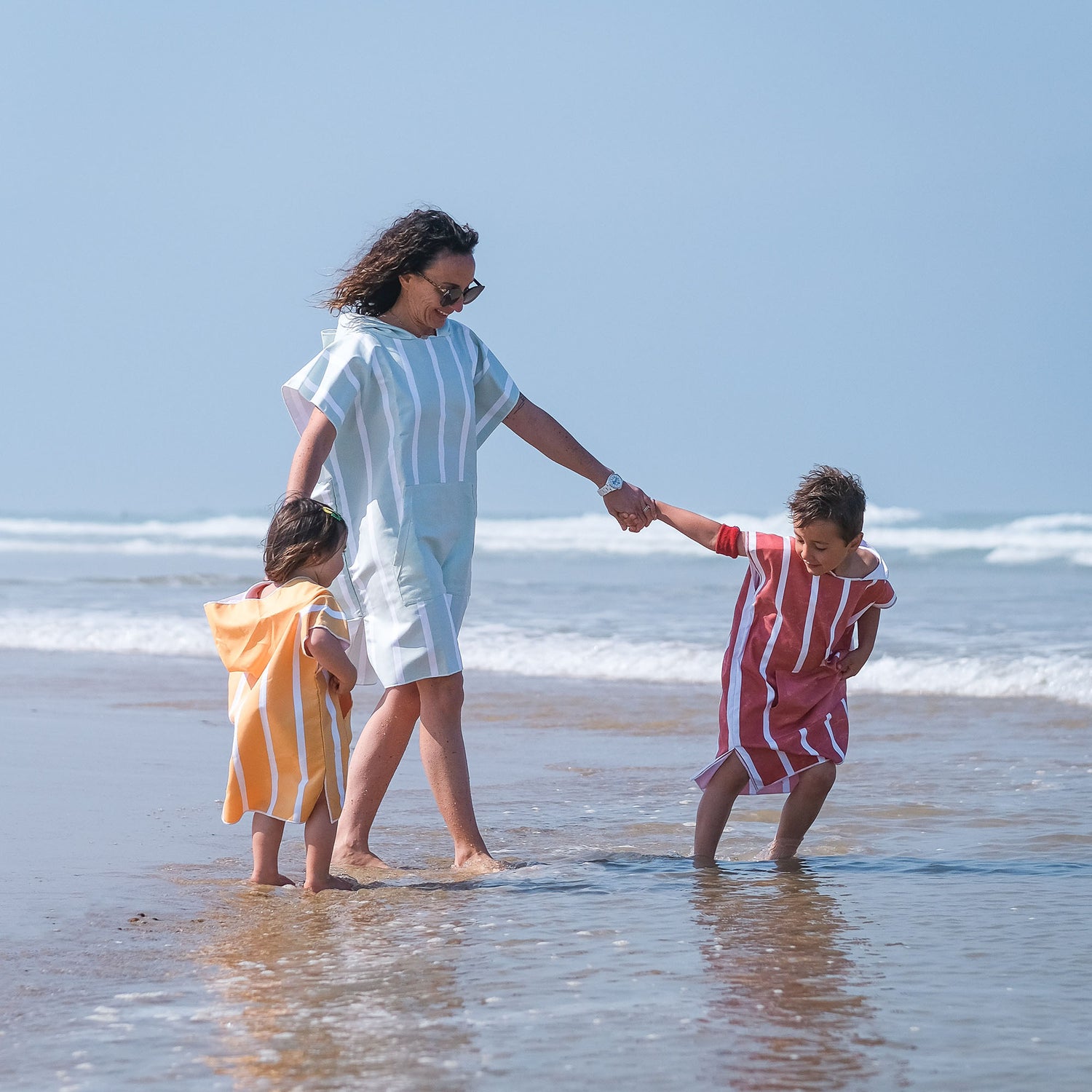 famille en ponchos microfibre Beachee sur la plage