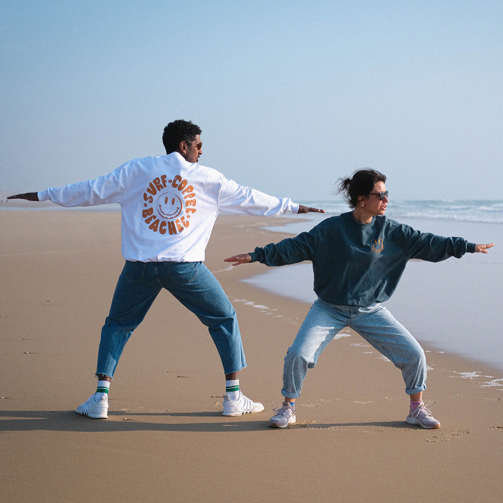 couple sur la plage sweat oversize smiley