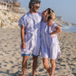 couple sur la plage portant des ponchos en microfibre beachee