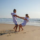couple a la plage pendant un moment fun avec leur poncho