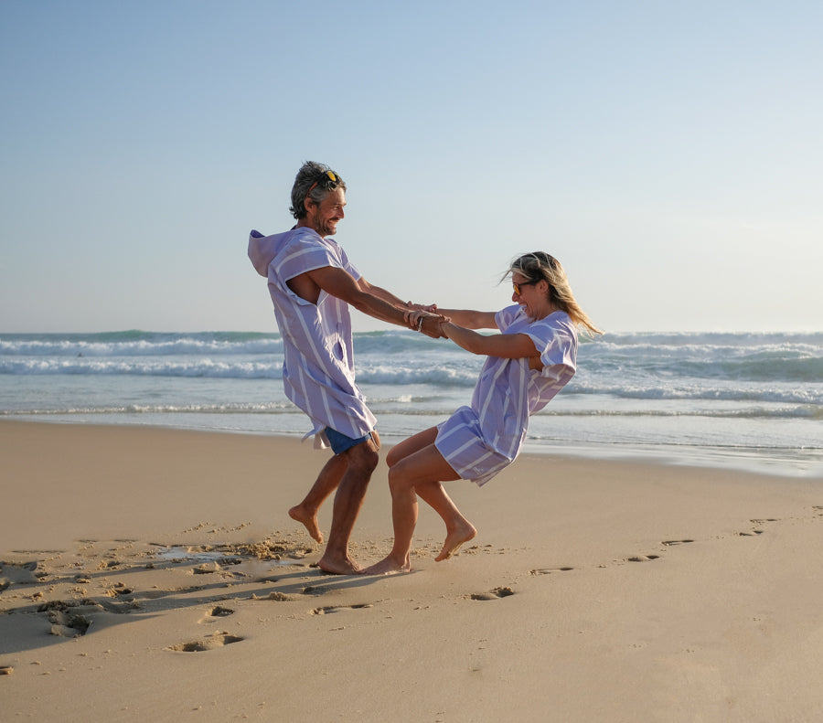 couple a la plage pendant un moment fun avec leur poncho