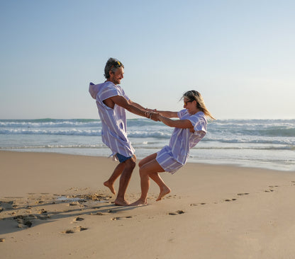 couple a la plage pendant un moment fun avec leur poncho
