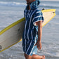 un homme pratiquant le surf qui a un poncho de plage