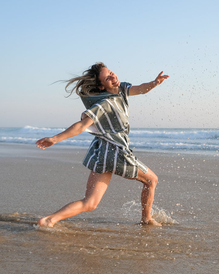 femme qui court avec un poncho microfibre kaki